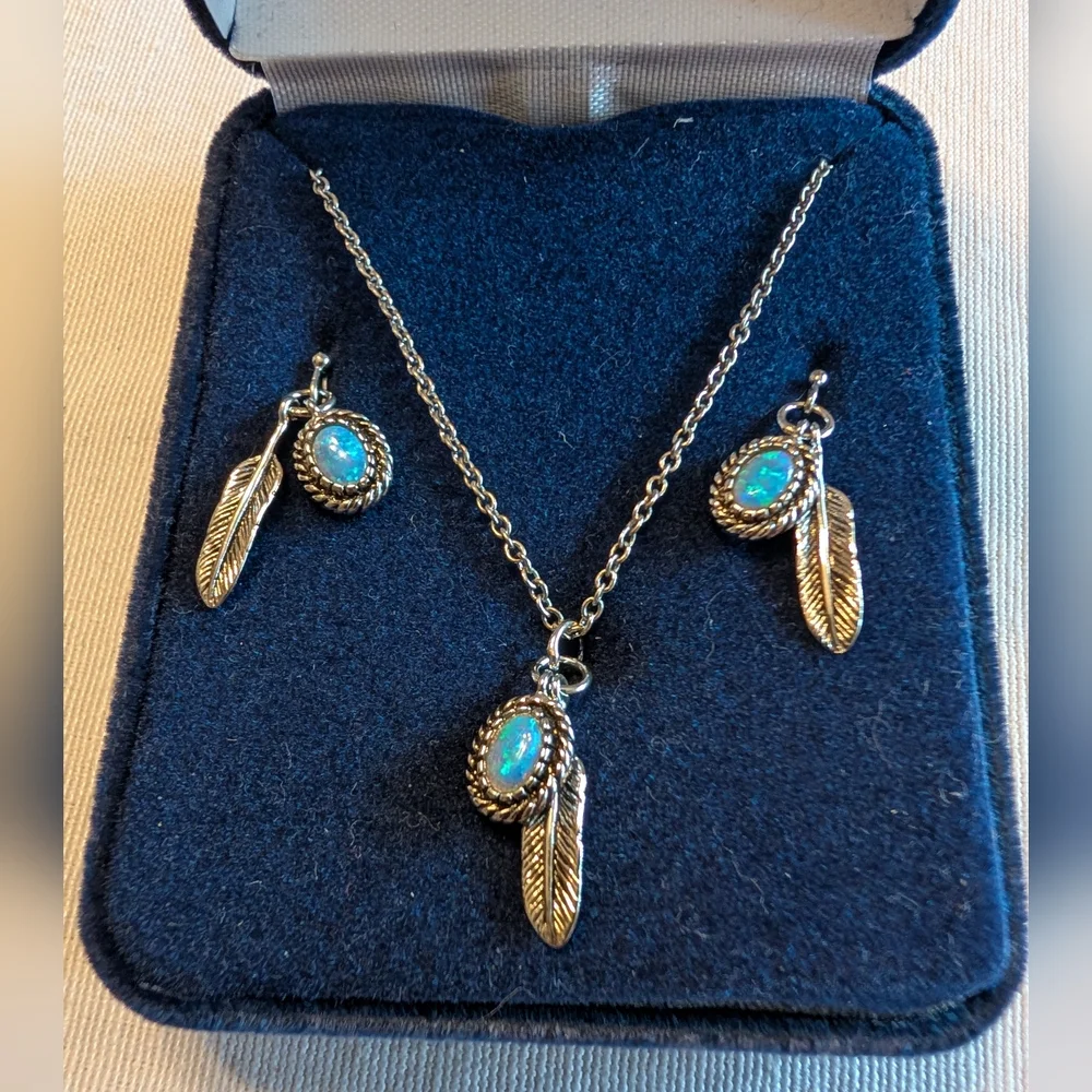 New In Box Montana Silversmiths Opal & Feather Necklace & Earrings Set - Picture 2 of 10